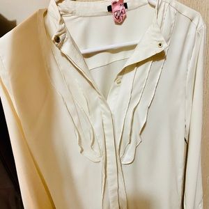 Anne Klein Ruffle front top in white